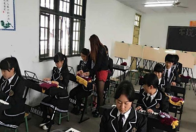 宜宾县科普职业技术学校幼师专业学生上课